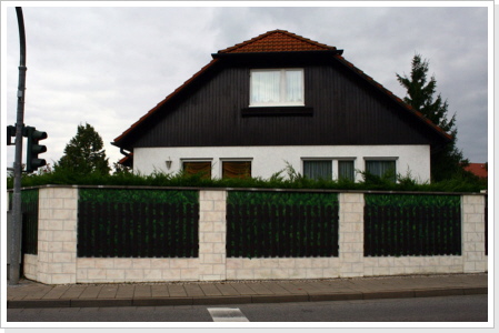 "hinter�m Zaun" Wandgestaltung